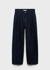 Pantalón de jean azul oscuro de corte wide leg, tiro medio, con pinzas delanteras y bolsillos laterales.