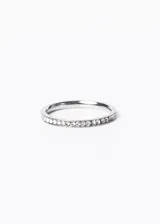 Anillo plateado de acero quirúrgico con hilera de strass.