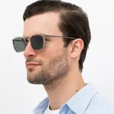 Lentes de sol INVU con marco cuadrado plateado y lentes polarizadas grises.