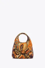 Bolso de mano con cuerpo cubierto de abalorios y bordados multicolores. Tiene asa de mano doble y correa metálica extraíble para usar como bandolera. El cierre es imantado.