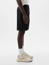 Bermuda de gabardina color azul marino, corte recto y largo a la rodilla.