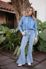 Pantalón de jean celeste acampanado con alforza central y ruedo desflecado.