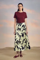 Falda midi acampanada con estampado abstracto en blanco y negro.