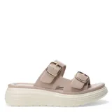 Sandalias de cuero color marrón con doble tira ancha con hebillas doradas y suela de plataforma blanca.