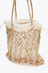 Bolso de mano tipo shopper, tejido con trenzado a contraste de color beige y blanco. Tiene doble asa de hombro y bolsa interior de tela blanca con cierre fruncido.