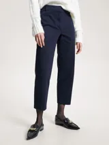 Pantalón chino azul marino de corte slim y pierna recta. Confeccionado en algodón orgánico con cierre de cremallera y enganche oculto.
