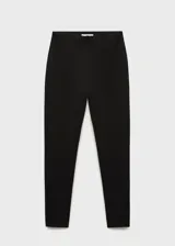 Pantalón negro ajustado al cuerpo, de tiro alto y largo tobillero.