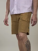 Bermuda de gabardina color ocre, con bolsillos laterales tipo cargo y corte a la rodilla.