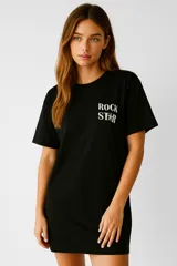 Vestido negro de algodón con estampado frontal que dice "Rock Star", de corte holgado y manga corta.