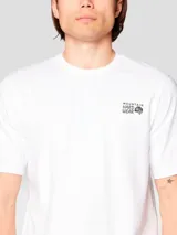 Camiseta de manga corta color blanco, confeccionada en jersey 100% algodón liviano. Presenta un pequeño gráfico serigrafiado en el pecho izquierdo y un gráfico grande enmarcado en la espalda.