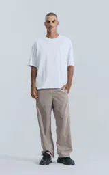 Remera oversize de algodón premium color blanco, con cuello redondo y hombros caídos.