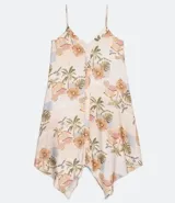 Vestido midi de viscosa con estampado floral en tonos pastel. Presenta escote en V, tirantes delgados ajustables y bajo asimétrico con puntas.