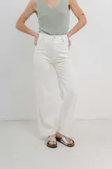 Pantalón de jean blanco, de tiro alto y corte recto.