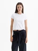 Remera blanca de punto liso elastizada, con escote redondo a la base y mangas cortas. Tiene el logo JCH bordado en la espalda y un fit ajustado al cuerpo.