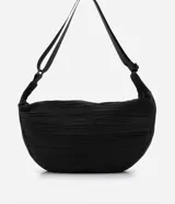 Bolso hobo mediano color gris oscuro con textura plisada y correa transversal ajustable.