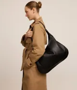 Bolso hobo grande de PU negro con textura crocco, correa de hombro con hebillas, cierre de cremallera y forro de poliéster.