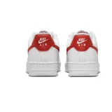Zapatillas Nike Air Force 1 color beige con detalles en crema, suela blanca y base color caramelo.