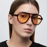 Lentes de sol unisex marca Kena, modelo Tigris, con montura aviador carey y lentes amarillas polarizadas. Fabricados con materiales bio-based y patillas de propionato de celulosa. Protección UV400.