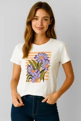 Remera blanca de algodón con estampado de flores violetas y hojas verdes sobre un fondo de rayas horizontales naranjas.