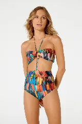 Traje de baño de dos piezas marca Blueman, con estampado de plumas multicolores. El corpiño es bandeau con aro dorado central y tiras finas que se atan al cuello. La bombacha es de tiro alto con aro dorado central.