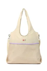 Bolso tipo tote color beige con parte inferior de red y correa larga desmontable.