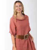 Vestido largo color ladrillo, de lino, corte amplio, mangas cortas, cuello bote y bolsillos laterales.