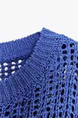 Jersey azul de punto calado con cuello barco y manga francesa.