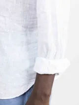 Camisa blanca de lino con corte regular fit, cuello italiano, cierre con botones, manga larga y logo bordado en el pecho.