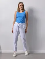 Pantalón liso color beige, marca Dash, con pretina elastizada, bolsillos delanteros y bolsillos traseros simulados.