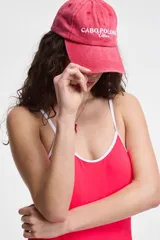 Gorra de gabardina color rojo gastado con bordado frontal "Cabo Polonio Vibes" en blanco.