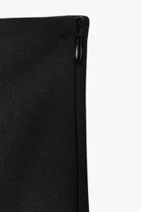 Pantalón culotte negro de tiro alto y pierna ancha.