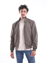 Campera bomber color gris topo, con cuello mao, cierre frontal con cremallera, bolsillos laterales y puños y cintura elastizados.
