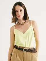 Musculosa de tirantes finos color azul, con escote en V y costuras decorativas en el busto.