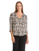 Blusa de seda fría estampada en tonos beige y negro, marca Zac & Rachel. Presenta escote en V, botones decorativos en la parte delantera y mangas 3/4 con tajo.