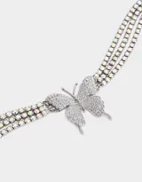 Gargantilla con triple hilera de strass rosa y dije de mariposa plateada con strass.