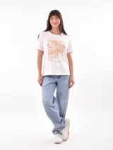 Remera blanca de algodón con estampado de limones y texto en azul.