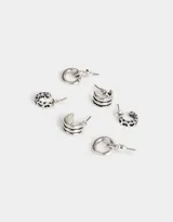 Set de tres pares de aros con argollas bañadas en plata, con cierre de tope a presión.