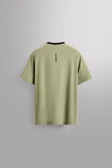 Camiseta deportiva verde militar confeccionada en tejido estructurado, ligero y elástico. Tiene cuello redondo, manga corta y bajo con aberturas laterales. Incluye logo estampado en el bajo.