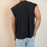 Musculosa negra de micro panal, con cuello redondo y sisas amplias.