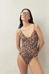 Malla enteriza de lycra con estampado animal print en tonos marrones.