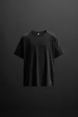 Camiseta deportiva color verde oliva de tejido ligero y elástico, con cuello redondo, manga corta y logo estampado en el bajo. Zara Athleticz.