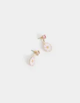 Aros pasantes dorados con flores esmaltadas en blanco y rosa, strass rosado y cierre de tope a presión.