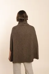 Capa marrón de lana con cuello alto abotonado y aberturas laterales.