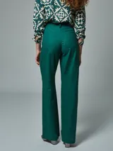 Pantalón verde inglés de lino, de corte recto y tiro alto.