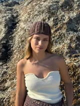 Gorro tipo casquete tejido a mano en crochet con hilo 100% algodón color marrón.