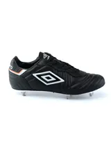 Championes de fútbol Umbro Speciali SG color blanco con detalles en negro y azul.