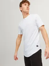 Camiseta blanca de manga corta y cuello redondo, con corte largo y tejido de jersey simple.