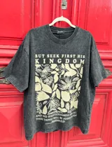 Remerón gris con estampado de flores y texto en color crema.