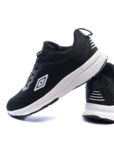 Championes urbanos Umbro color negro con detalles en blanco, capellada de mesh y suela de goma.