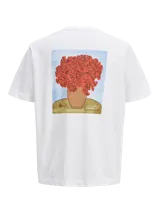 Camiseta blanca de manga corta y cuello redondo con calce holgado. Estampa trasera con impresión en goma de un jarrón con flores.